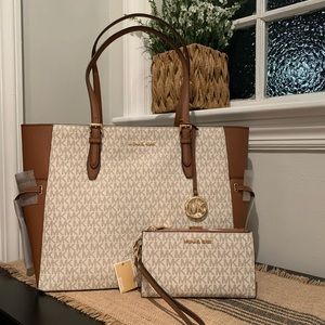 New Michael Kors Large Tote with Double Zip Wristlet 💕